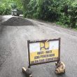 Tumpukan Material di Jalan Penghubung Payahe-Weda Bahayakan Pengendara