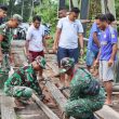 Satgas TMMD Kodim Tobelo Bersama Masyarakat Perbaiki Jembatan di Kao Barat