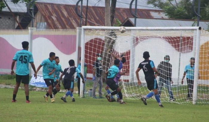 Penjaga gawang Morodadi FC tak bisa menghalau bola sontekan Arsil Idris di menit ke 5 || Foto: Dokumentasi Morotai City