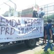 Kepung Kantor Bupati, Spanduk Pendemo di Morotai Bertuliskan Pemda Keparat, DPRD Munafik