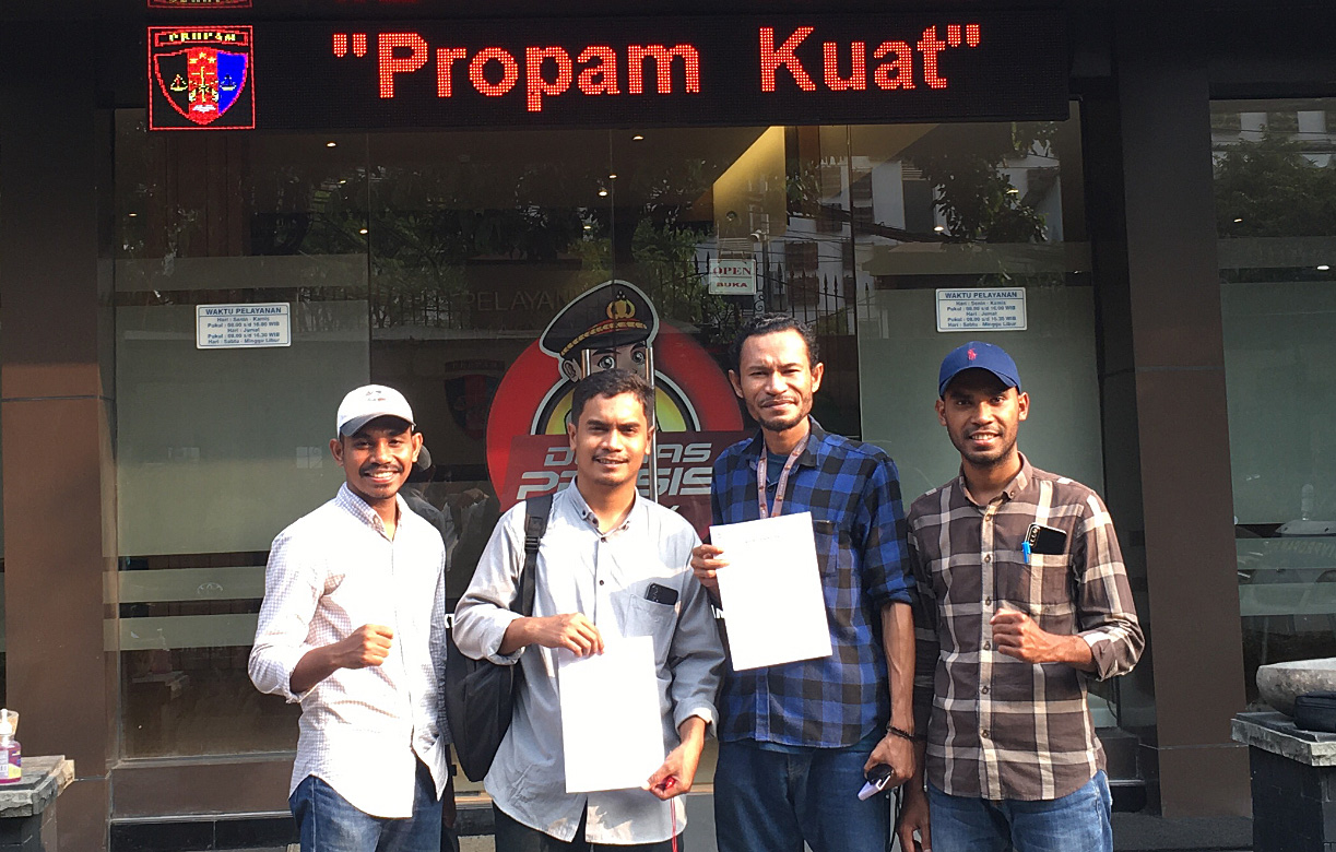 Alnugrasyah Asri dan kawan-kawan usai membuat laporan di Mabes Polri Foto: Istimewa