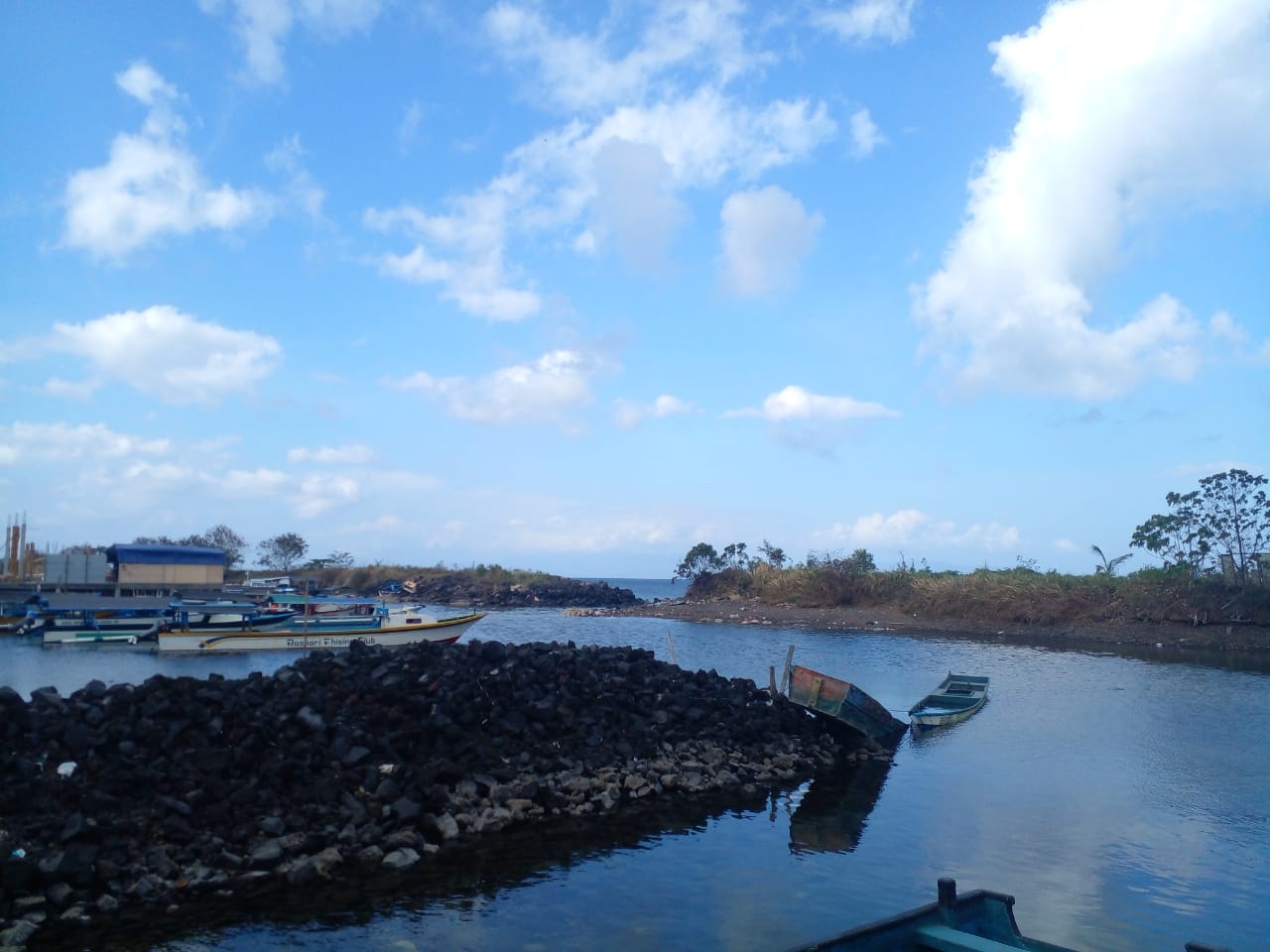 Warga Salero terpaksa menunggu laut pasang untuk bisa memarkir perahu, pada Senin 9 Oktober 2023 || Hasrilah/halmaherapost