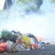 Sampah Menggunung di Badan Jalan Belum Ditangani, Warga Ternate Terpaksa Bikin Begini