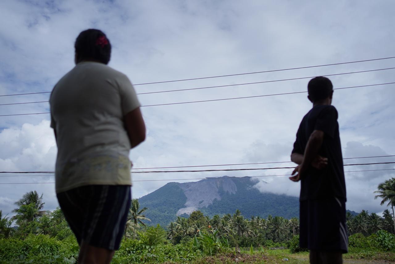 Warga Desa Sangaji Nyeku, Kecamatan Ibu Utara, Kabupaten Halmahera Barat, Sabtu (18/5). Wilayah Desa Sangaji Nyeku berada tepat menghadap jalur aliran