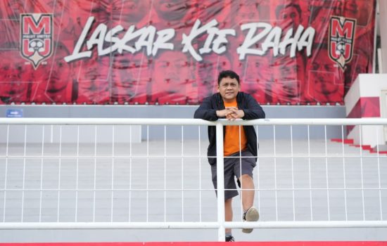 Weshley Hutagulung, Analis Sepakbola dan Jubir Malut United FC, di Stadion Gelora Kie Raha || Foto: Dok Pribadi