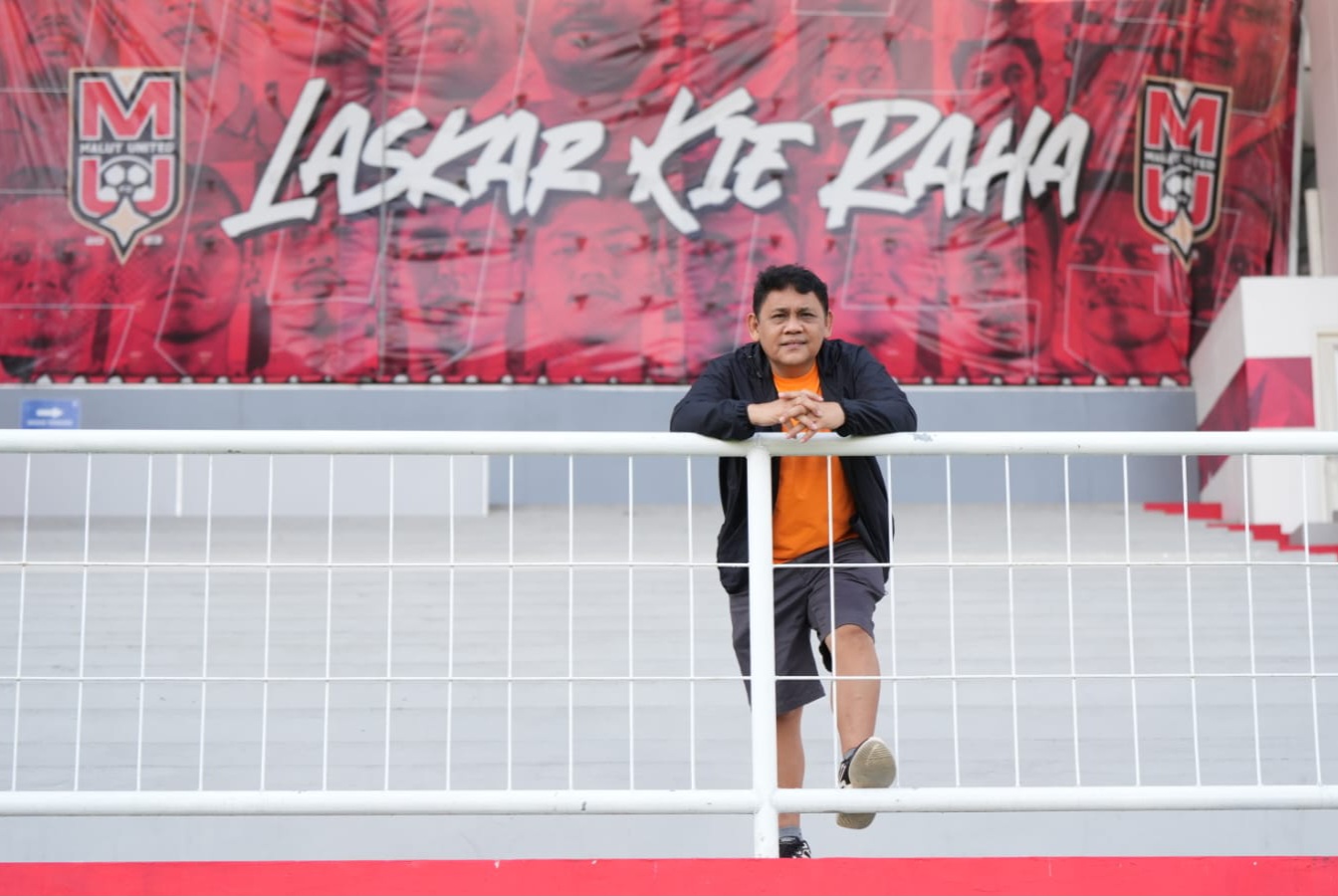 Weshley Hutagulung, Analis Sepakbola dan Jubir Malut United FC, di Stadion Gelora Kie Raha || Foto: Dok Pribadi