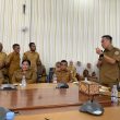 Briefing Sekretariat, Sekda Halmahera Timur Dorong Peningkatan Pelayanan Publik