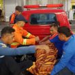 Damkar Ternate Evakuasi Karyawan Indomaret yang Pingsan ke RSUD