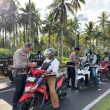 Sambut HUT ke-80 RI, Brimob Kupa-Kupa Bagikan 500 Bendera Merah Putih Gratis