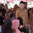 Turun Langsung ke Pasar Murah, Gubernur Sherly Disambut Haru Warga Guraping
