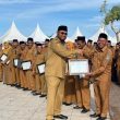 Pemda Halmahera Selatan Serahkan Penghargaan kepada Puluhan ASN Paling Disiplin