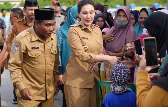 Gubernur Sherly Pastikan Harga Stabil, Ribuan Paket Sembako Murah Digelar di Sofifi