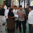 Ramadan Berkah, Wali Kota Ternate Serahkan Bantuan BAZNAS ke Warga