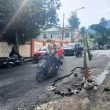 Jalan Rusak Bikin Pengendara Jatuh, Warga Ternate Tanam Pisang di Depan RSUD CB
