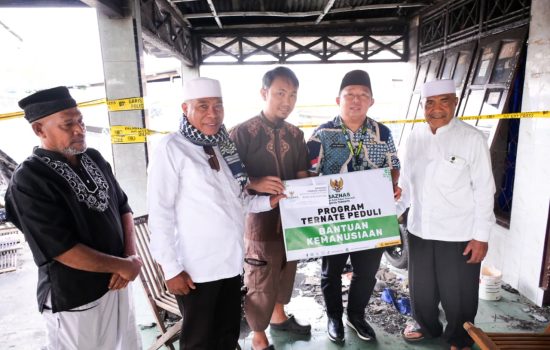 Sekda Ternate dan Baznas Serahkan Bantuan untuk Korban Kebakaran Kampung Pisang