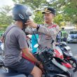 Polres Halmahera Tengah Bagikan Ratusan Helm Gratis, Dorong Kesadaran Keselamatan Berkendara