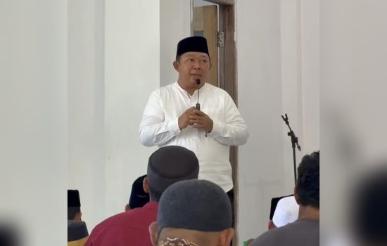 Sekda Ternate Serahkan Bantuan Masjid Rausan Fiqr, Dorong Sinergi Pemerintah dan Masyarakat