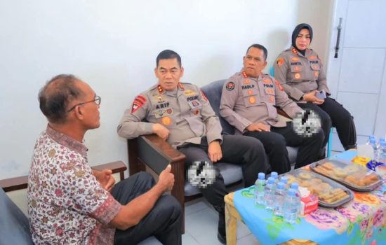 Kapolda Maluku Utara Temui Esau Sidemo, Nelayan yang Bertahan 26 Hari di Laut