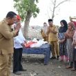 Sekda Rizal Serahkan Bantuan untuk Puluhan Pemulung di TPA Deru-Deru